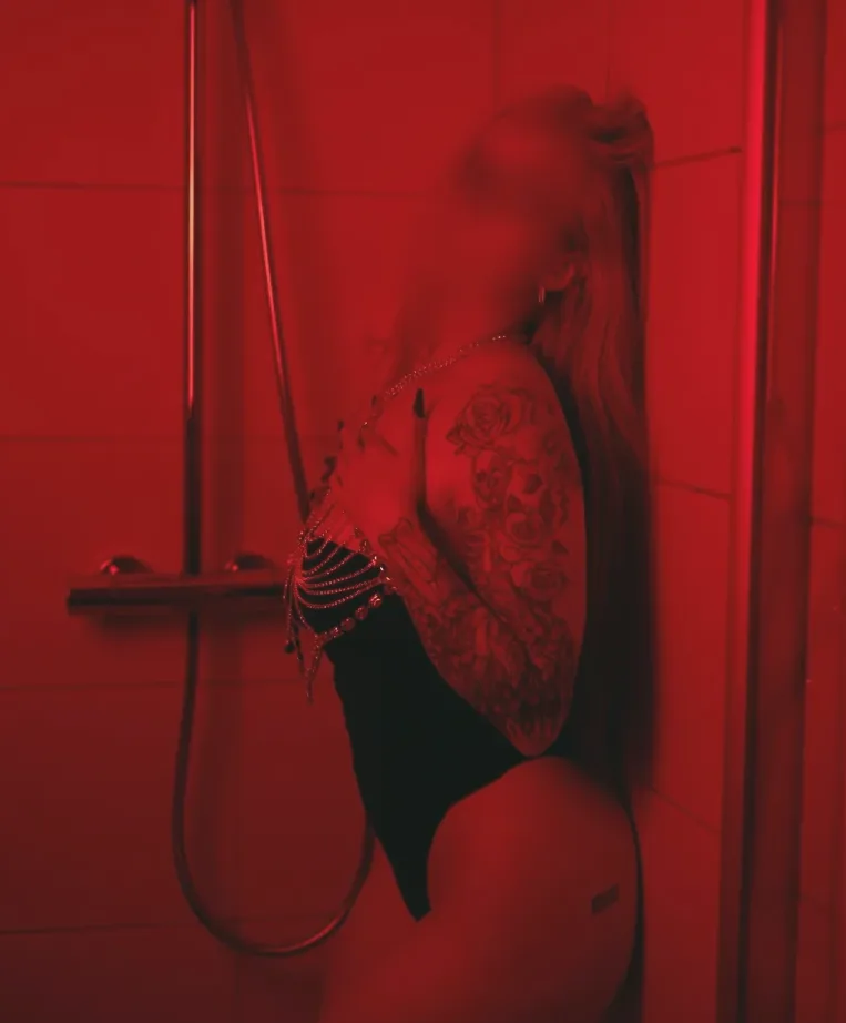 Ellie, 25