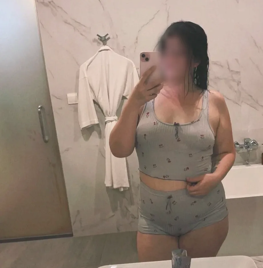 Isabella, 27