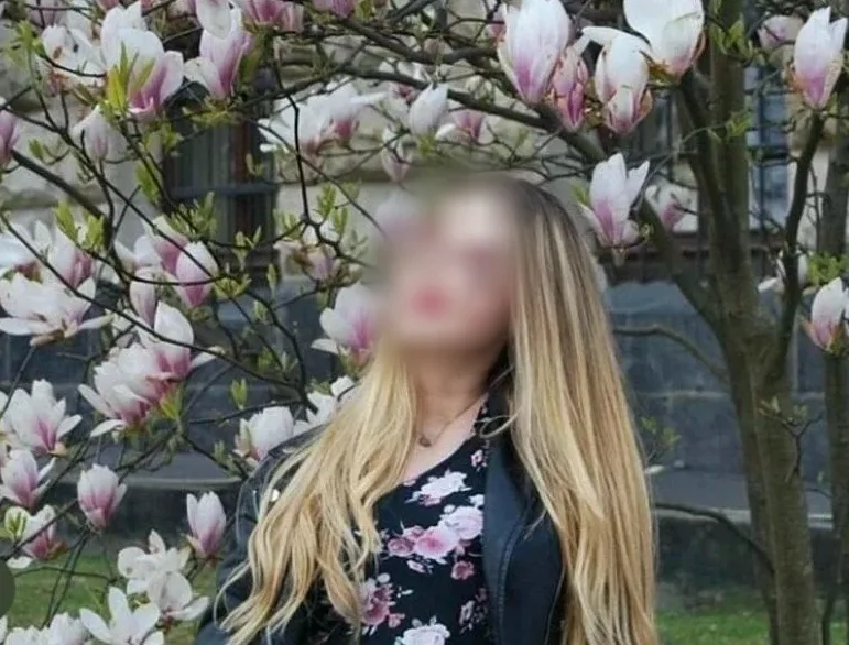 Rosa, 25