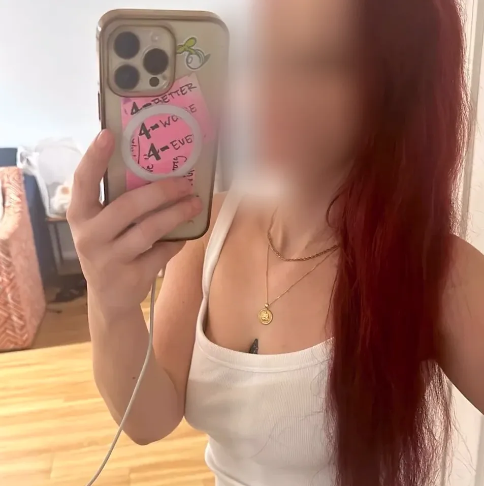Rosa, 28